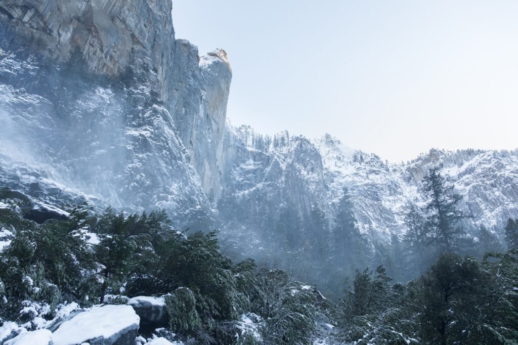 paisaje con montañas nevadas y natura